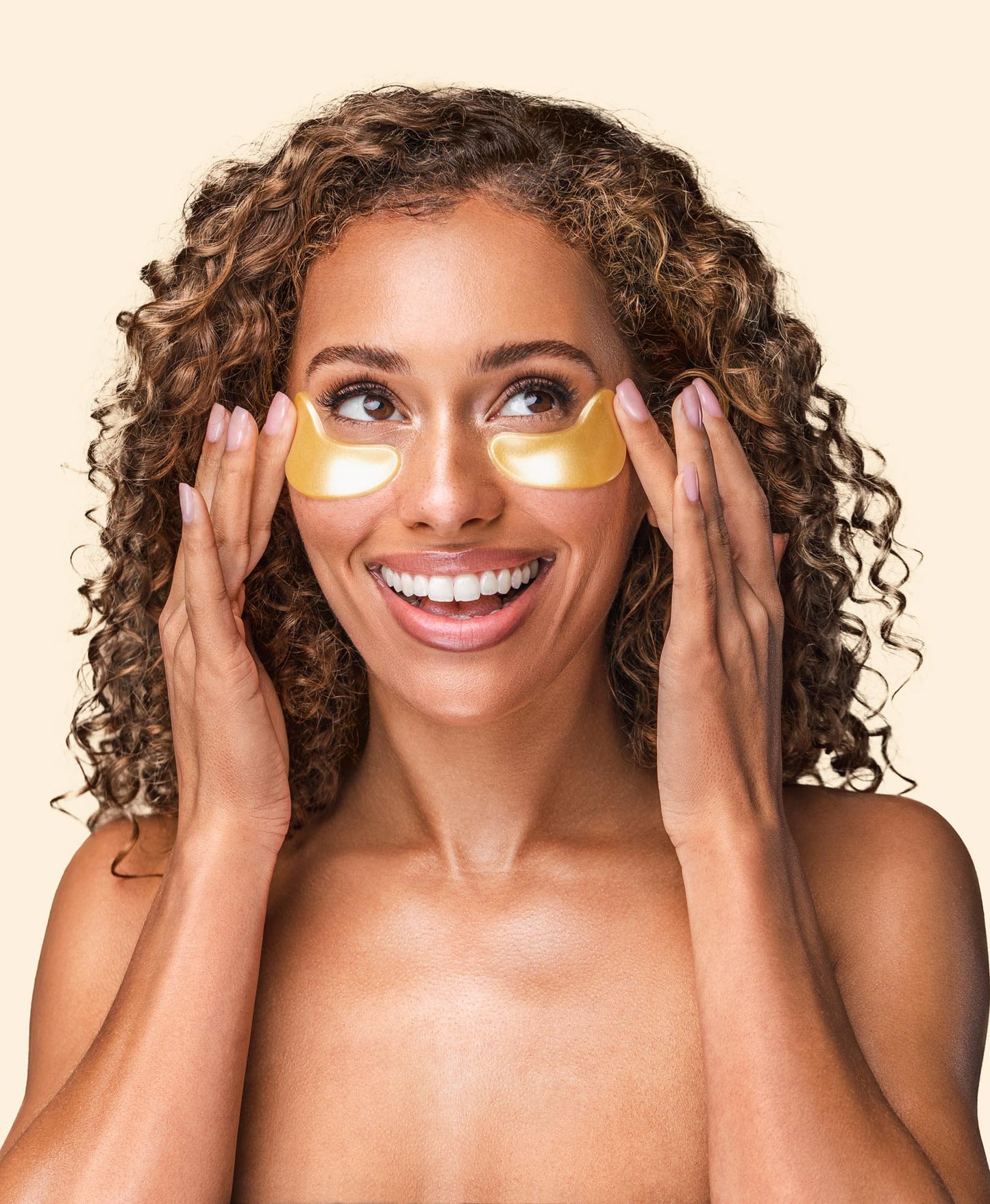 A woman using a Nano Gold Repair Collagen Eye Mask.